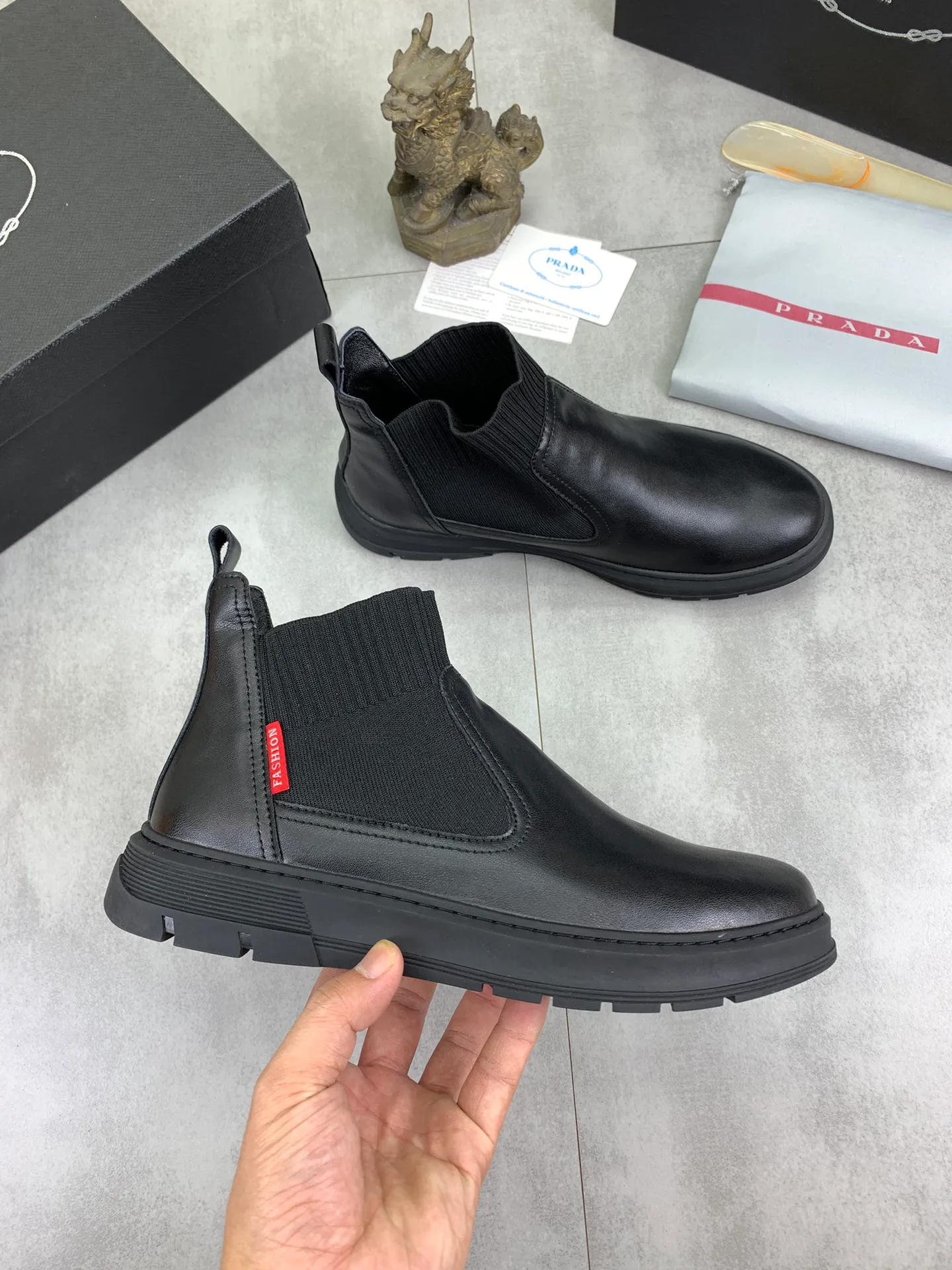 Men's shoes 💰P480 new style, sheepskin and velvet lining, new PRADA (Prada) high tops are on the market, new men's shoes, 😘 fabrics are selected from original imported calfskin. Soft sheepskin lining and warm fleece lining. The original version is awesome! 👍🏿Original open-molded non-slip PU outsole, with exquisite lines, simple and elegant, super comfortable and classy on foot, suitable for leisure travel. Code number:38-44